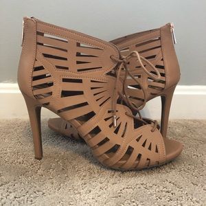 LAST CHANCE. Lace up heels // size 9
